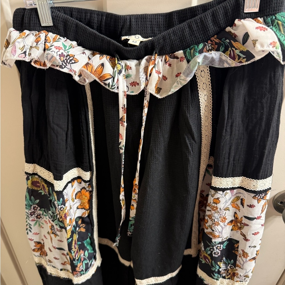 NWOT POL Black Floral Patchwork Pants With Ruffled Waist - Picture 10 of 14